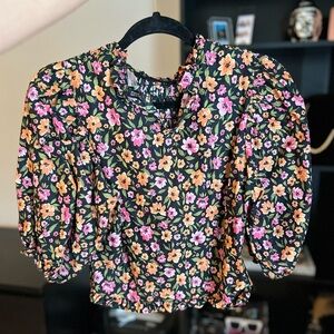 Puff sleeves all over floral long crop blouse.